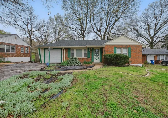 Photo 1 of Single family home for sale at 812 Uplynn, Saint Louis, MO 63135 | MLS# 25014742 | Listing updated on 2025-04-14