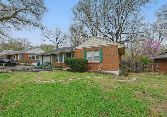 Photo 2 of Single family home for sale at 812 Uplynn, Saint Louis, MO 63135 | MLS# 25014742 | Listing updated on 2025-04-14