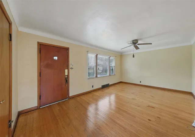 Photo 3 of Single family home for sale at 812 Uplynn, Saint Louis, MO 63135 | MLS# 25014742 | Listing updated on 2025-04-14