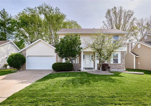 Photo 2 of Single family home for sale at 1286 Robertridge Dr, Saint Charles, MO 63304 | MLS# 25015046 | Listing updated on 2025-04-24