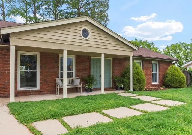 Photo 1 of Single family home for sale at 830 Montmartre Ct, Saint Louis, MO 63141 | MLS# 25015283 | Listing updated on 2025-05-07
