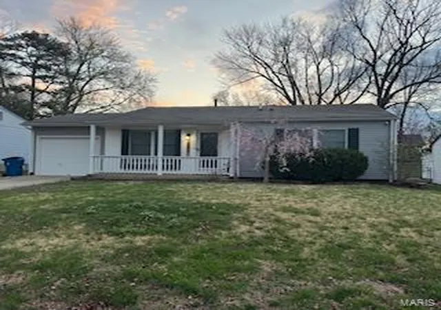 Photo 1 of Sale Pending at 2858 Radnor St, Saint Charles, MO 63301 | MLS# 25015518 | Listing updated on 2025-04-09