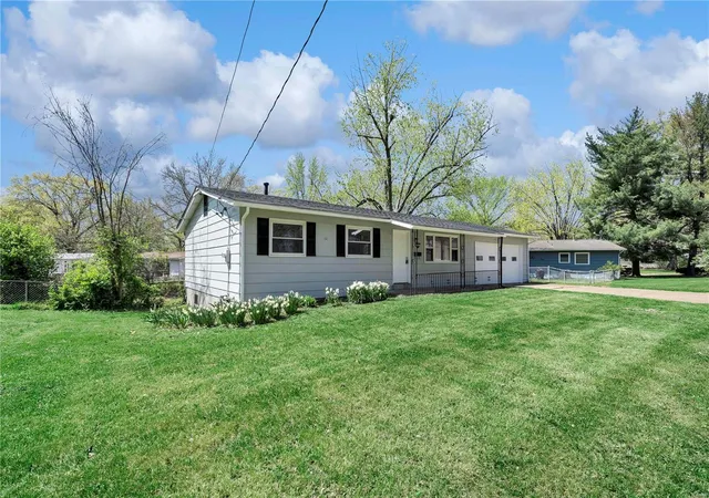 Photo 2 of Single family home for sale at 940 Clearfield Dr, Saint Louis, MO 63135 | MLS# 25015623 | Listing updated on 2025-04-17