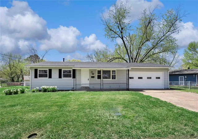 Photo 1 of Single family home for sale at 940 Clearfield Dr, Saint Louis, MO 63135 | MLS# 25015623 | Listing updated on 2025-04-17