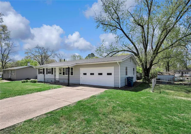 Photo 3 of Single family home for sale at 940 Clearfield Dr, Saint Louis, MO 63135 | MLS# 25015623 | Listing updated on 2025-04-17