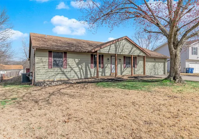 Photo 2 of Single family home for sale at 59 Oakridge W Dr, Saint Peters, MO 63376 | MLS# 25015682 | Listing updated on 2025-03-16