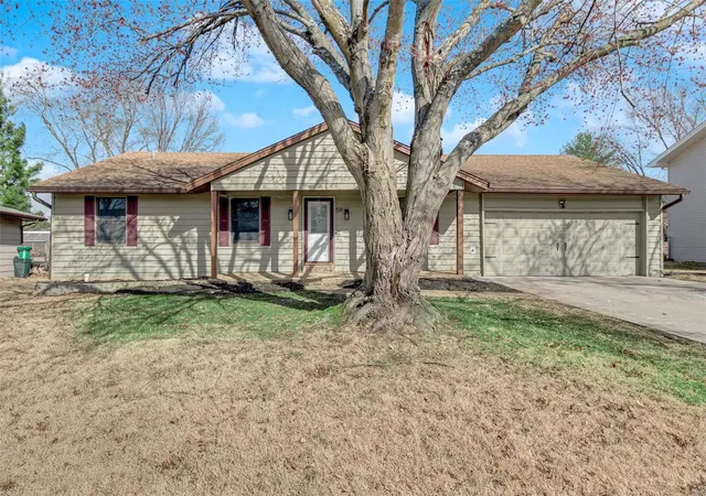 Photo 3 of Single family home for sale at 59 Oakridge W Dr, Saint Peters, MO 63376 | MLS# 25015682 | Listing updated on 2025-03-16