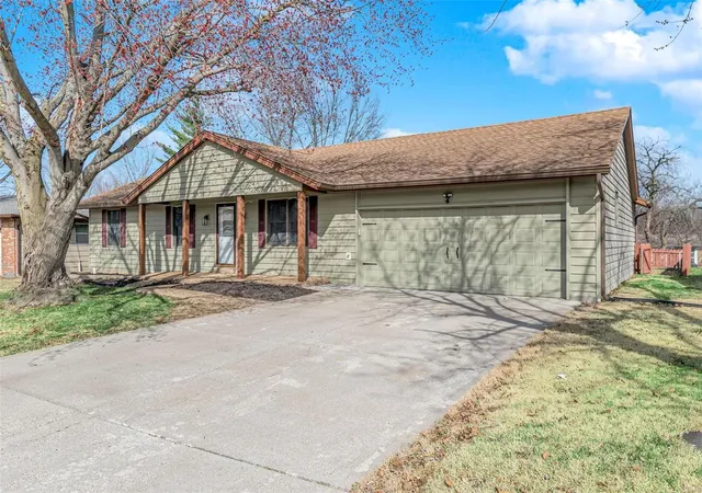 Photo 3 of Single family home for sale at 59 Oakridge W Dr, Saint Peters, MO 63376 | MLS# 25015682 | Listing updated on 2025-03-16