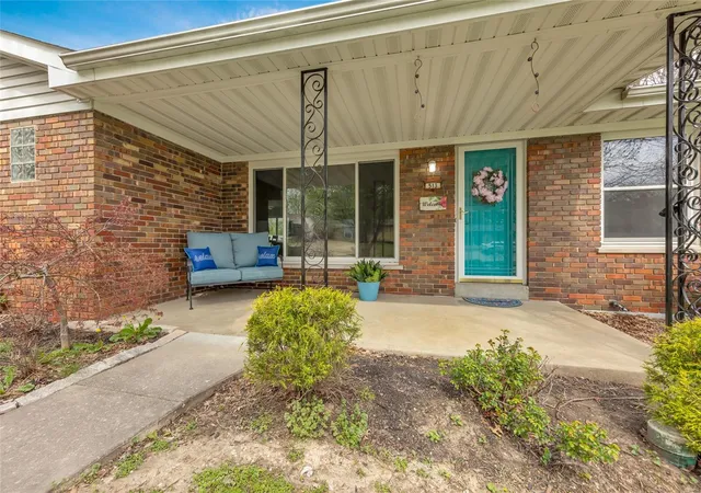 Photo 1 of Single family home for sale at 513 S Duchesne Dr, Saint Charles, MO 63301 | MLS# 25015687 | Listing updated on 2025-04-11
