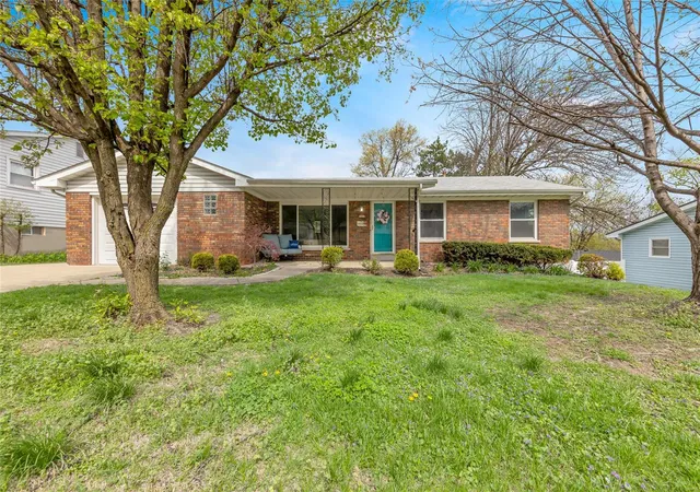 Photo 1 of Single family home for sale at 513 S Duchesne Dr, Saint Charles, MO 63301 | MLS# 25015687 | Listing updated on 2025-04-11