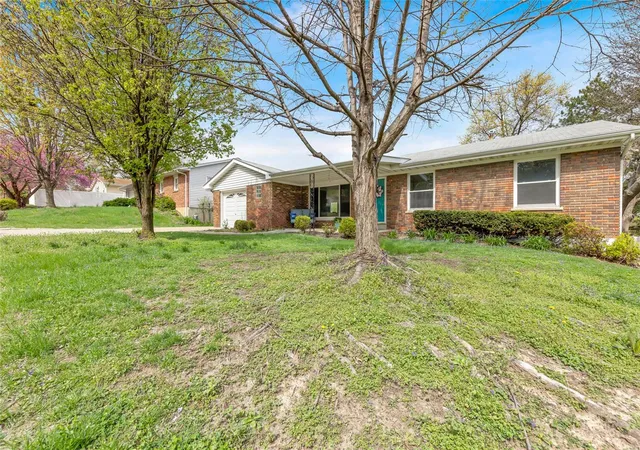 Photo 2 of Single family home for sale at 513 S Duchesne Dr, Saint Charles, MO 63301 | MLS# 25015687 | Listing updated on 2025-04-11