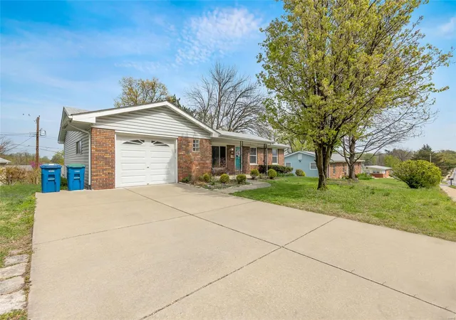 Photo 3 of Single family home for sale at 513 S Duchesne Dr, Saint Charles, MO 63301 | MLS# 25015687 | Listing updated on 2025-04-11