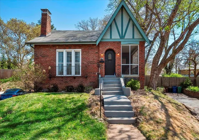 Photo 1 of Single family home for sale at 806 Webster Ct, Saint Louis, MO 63119 | MLS# 25016391 | Listing updated on 2025-04-10