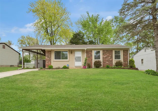Photo 1 of Single family home for sale at 2866 Radnor St, Saint Charles, MO 63301 | MLS# 25016471 | Listing updated on 2025-04-22