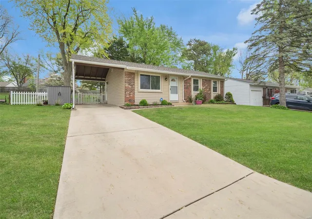 Photo 2 of Single family home for sale at 2866 Radnor St, Saint Charles, MO 63301 | MLS# 25016471 | Listing updated on 2025-04-22