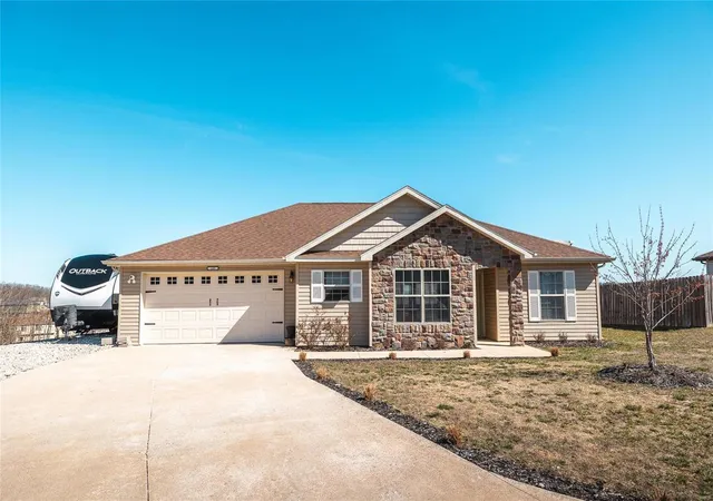 Photo 1 of Single family home for sale at 105 Rock Hl Ct, Saint Robert, MO 65584 | MLS# 25016588 | Listing updated on 2025-04-15
