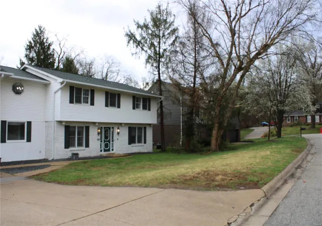 Photo 3 of Single family home for sale at 1702 Blu Fountain, Godfrey, IL 62035 | MLS# 25017509 | Listing updated on 2025-04-10