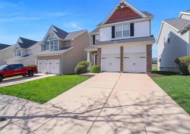 Photo 2 of Single family home for sale at 413 Parkgate Dr, Lake Saint Louis, MO 63367 | MLS# 25017603 | Listing updated on 2025-04-09