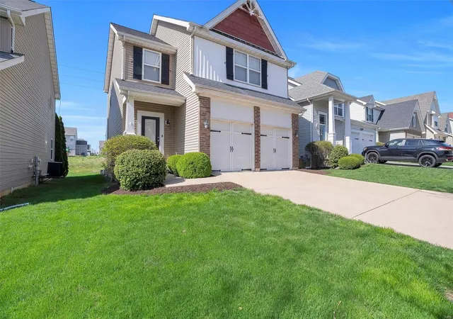 Photo 3 of Single family home for sale at 413 Parkgate Dr, Lake Saint Louis, MO 63367 | MLS# 25017603 | Listing updated on 2025-04-09