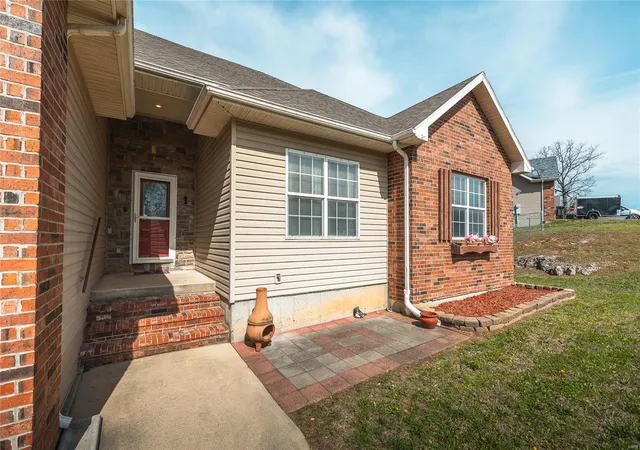 Photo 2 of Single family home for sale at 114 Birchtree Cir, Saint Robert, MO 65584 | MLS# 25017706 | Listing updated on 2025-04-10