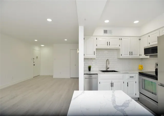 Listing Photo 1 - Condo for sale in building located at 1680 Herault Pl, St. Louis, MO 63125 - Unit #F