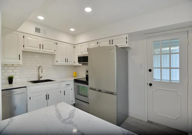 Listing Photo 2 - Condo for sale in building located at 1680 Herault Pl, St. Louis, MO 63125 - Unit #F