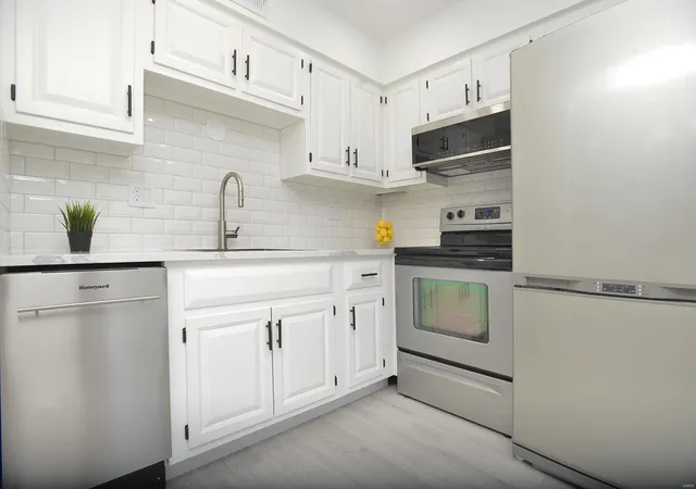 Listing Photo 3 - Condo for sale in building located at 1680 Herault Pl, St. Louis, MO 63125 - Unit #F