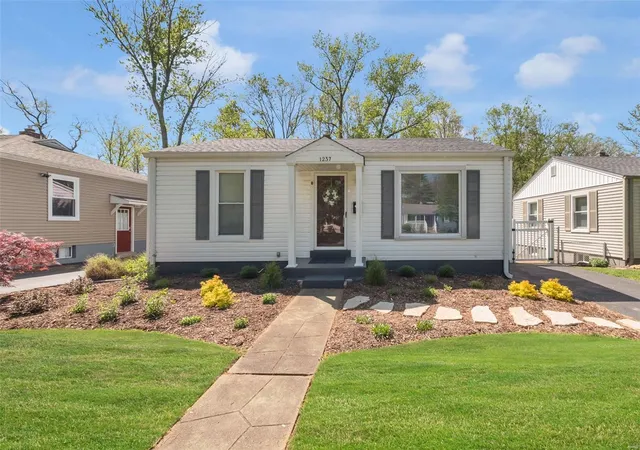 Photo 2 of Single family home for sale at 1237 Avery Ct, Saint Louis, MO 63122 | MLS# 25018347 | Listing updated on 2025-04-25