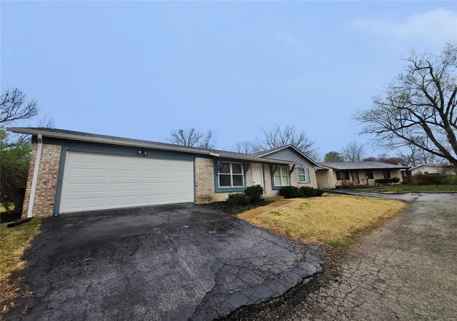 Photo 1 of Single family home for sale at 32 Orchard Hills Dr, Saint Peters, MO 63376 | MLS# 25018395 | Listing updated on 2025-04-01
