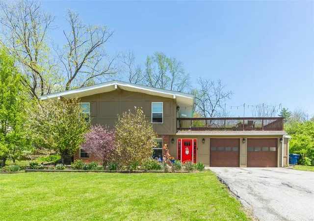 Photo 1 of Single family home for sale at 86 Pebblebrook Ln, Saint Louis, MO 63146 | MLS# 25018854 | Listing updated on 2025-04-13