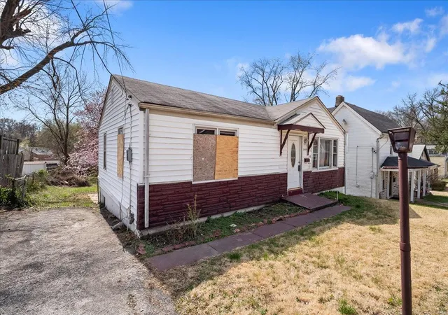 Photo 2 of Single family home for sale at 2508 Ada Ave, Saint Louis, MO 63136 | MLS# 25018935 | Listing updated on 2025-04-07