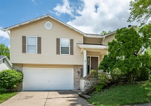 Photo 1 of Single family home for sale at 103 Mcclay Village Dr, Saint Peters, MO 63376 | MLS# 25019024 | Listing updated on 2025-05-02