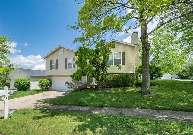 Photo 2 of Single family home for sale at 103 Mcclay Village Dr, Saint Peters, MO 63376 | MLS# 25019024 | Listing updated on 2025-05-02