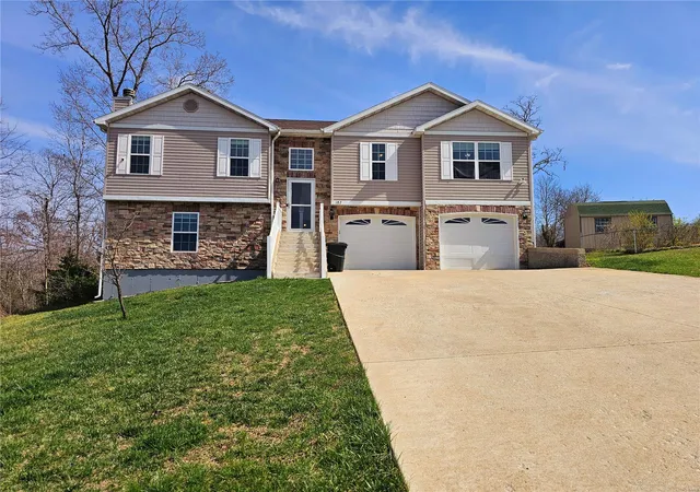 Photo 1 of Single family home for sale at 182 Ridgeview Dr, Saint Robert, MO 65584 | MLS# 25019165 | Listing updated on 2025-04-01
