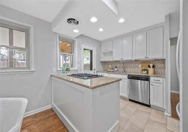 Photo 3 of Single family home for sale at 9724 Graystone Terr, Saint Louis, MO 63119 | MLS# 25019237 | Listing updated on 2025-04-12