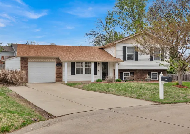 Photo 1 of Single family home for sale at 7 Buckeye Pl Ct, Saint Peters, MO 63376 | MLS# 25019292 | Listing updated on 2025-04-12