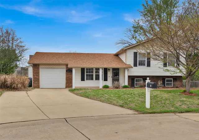 Photo 2 of Single family home for sale at 7 Buckeye Pl Ct, Saint Peters, MO 63376 | MLS# 25019292 | Listing updated on 2025-04-12