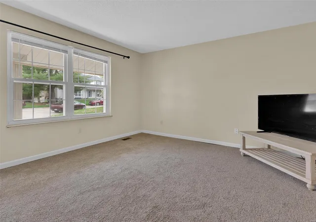 Photo 3 of Single family home for sale at 7 Buckeye Pl Ct, Saint Peters, MO 63376 | MLS# 25019292 | Listing updated on 2025-04-12