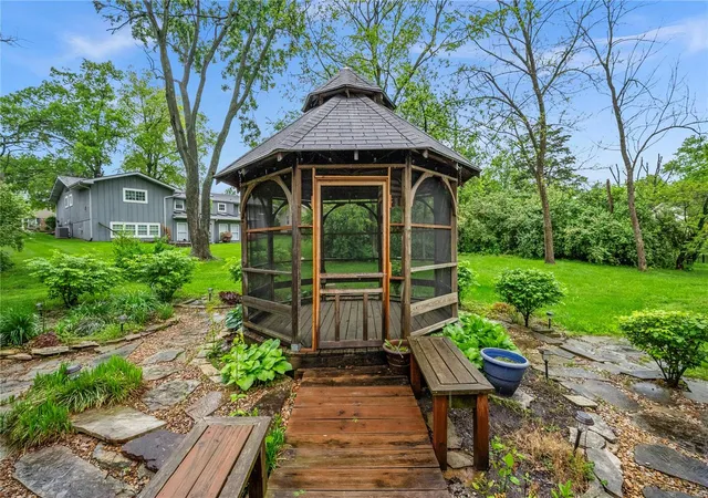 Photo 3 of Single family home for sale at 5 Picardy Dr, Lake Saint Louis, MO 63367 | MLS# 25019332 | Listing updated on 2025-05-01
