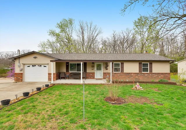 Photo 1 of Single family home for sale at 976 Oak, Saint Clair, MO 63077 | MLS# 25019423 | Listing updated on 2025-04-04