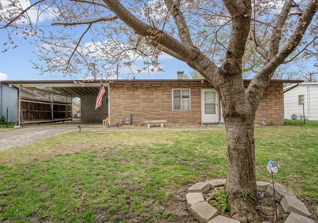 Photo 2 of Single family home for sale at 1120 Saint Michael Dr, East Saint Louis, IL 62206 | MLS# 25019516 | Listing updated on 2025-05-02