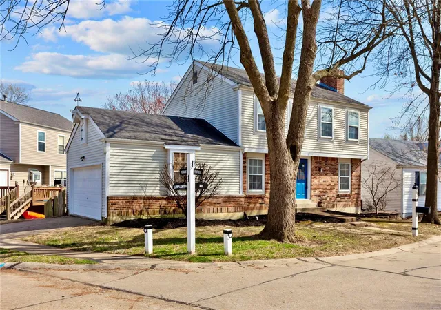Photo 3 of Single family home for sale at 102 Lamplighter Way, O Fallon, MO 63368 | MLS# 25020220 | Listing updated on 2025-04-25