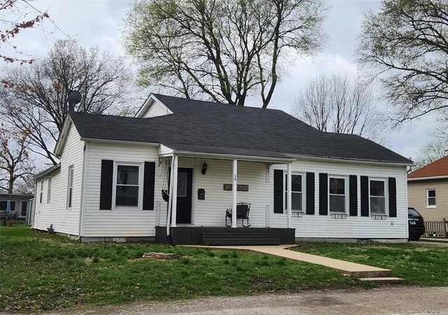 Photo 1 of Single family home for sale at 10 W 2nd Street, Trenton, IL 62293 | MLS# 25020349 | Listing updated on 2025-04-02