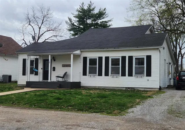 Photo 2 of Single family home for sale at 10 W 2nd Street, Trenton, IL 62293 | MLS# 25020349 | Listing updated on 2025-04-02