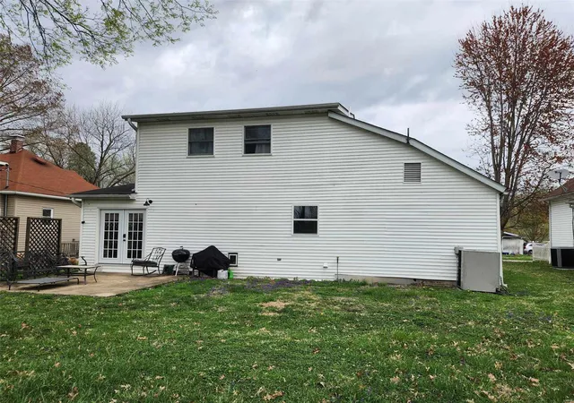 Photo 3 of Single family home for sale at 10 W 2nd Street, Trenton, IL 62293 | MLS# 25020349 | Listing updated on 2025-04-02