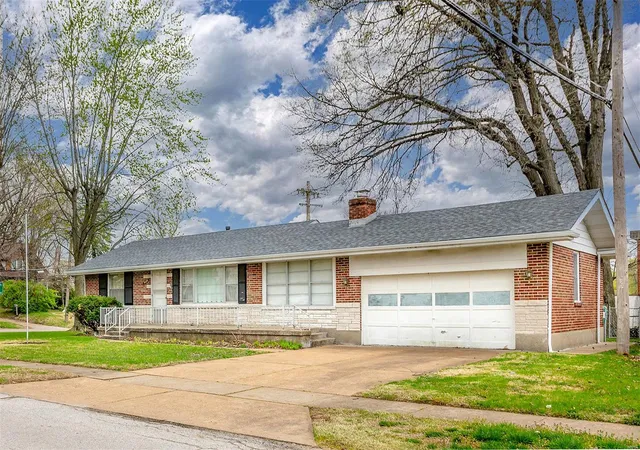 Photo 2 of Single family home for sale at 1000 Crete Dr, Saint Louis, MO 63137 | MLS# 25020481 | Listing updated on 2025-04-15