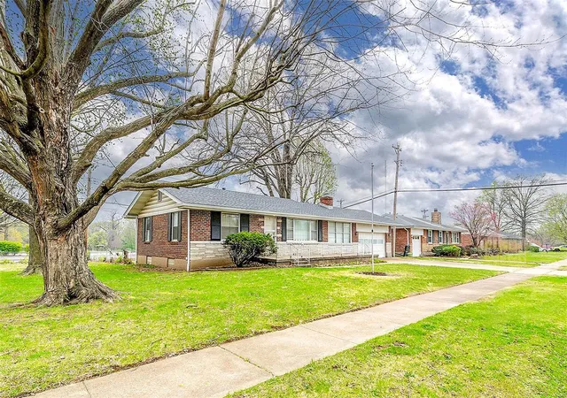 Photo 3 of Single family home for sale at 1000 Crete Dr, Saint Louis, MO 63137 | MLS# 25020481 | Listing updated on 2025-04-15