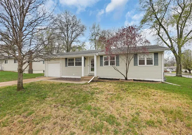 Photo 1 of Single family home for sale at 12 Saint Xavier Dr, Saint Peters, MO 63376 | MLS# 25020498 | Listing updated on 2025-04-07