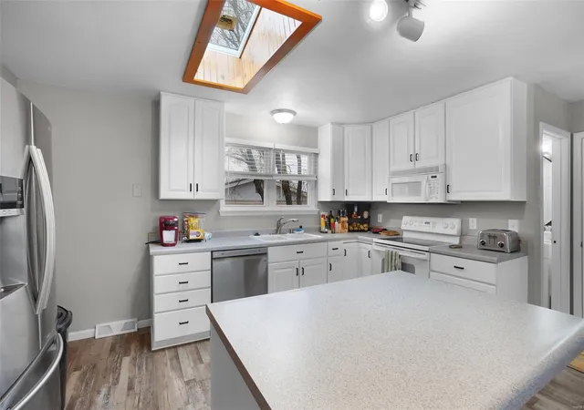 Photo 4 of Single family home for sale at 12 Saint Xavier Dr, Saint Peters, MO 63376 | MLS# 25020498 | Listing updated on 2025-04-07