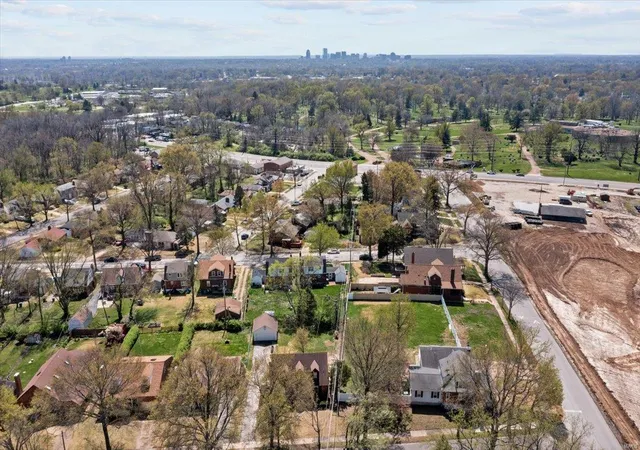 35th image of 7560 Hillsdale Dr, Saint Louis, MO 63121 | MLS# 25020707